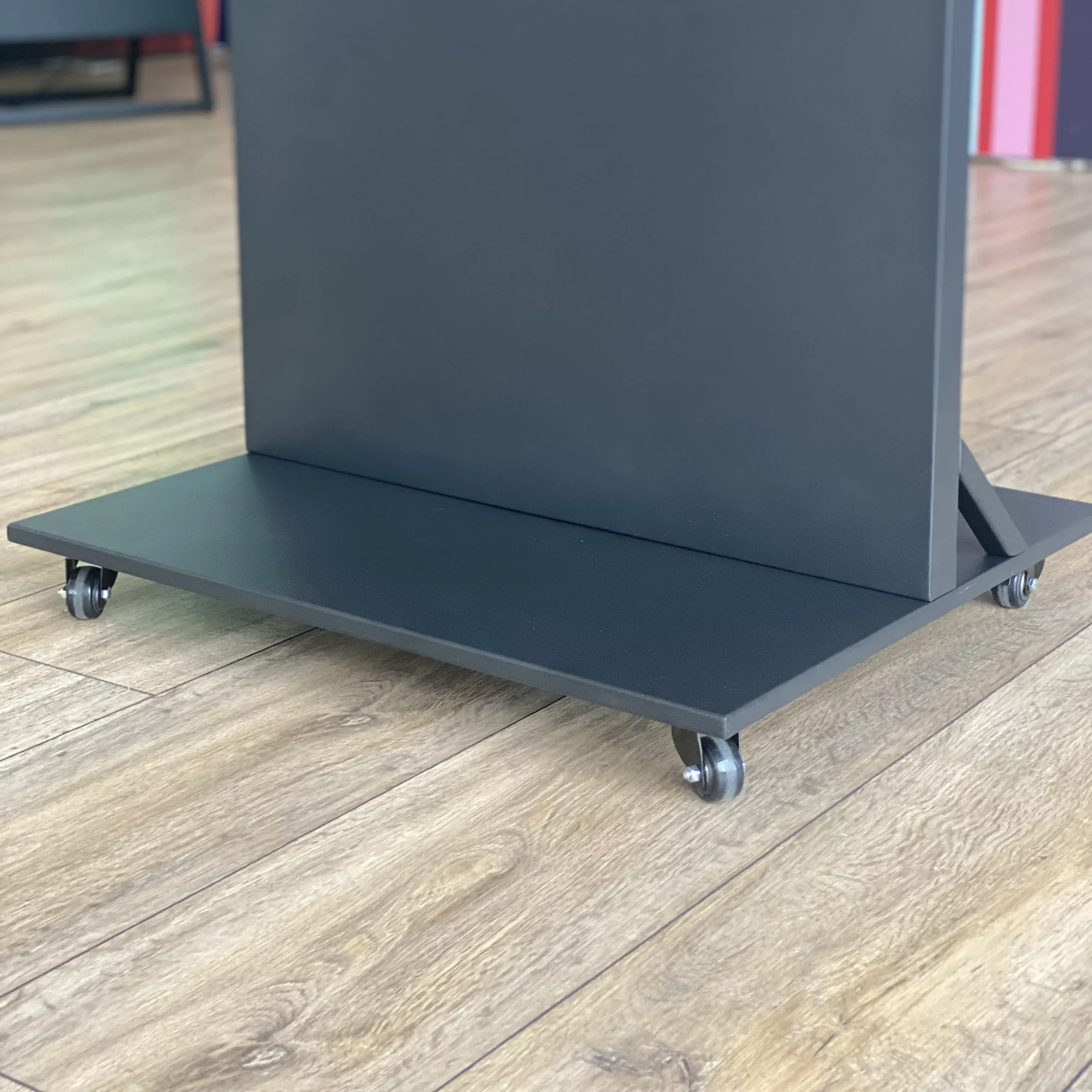 Digitale Displays,DIGIUP,Digitaler Kundenstopper,Digitaler Plakataufsteller,Elektronischer Kundenstopper,Digital Signage Display,Mobiler Werbebildschirm,Digitaler Gehwegaufsteller,DIGIUP Stand,DIGIUP Stele,DIGIUP Desk