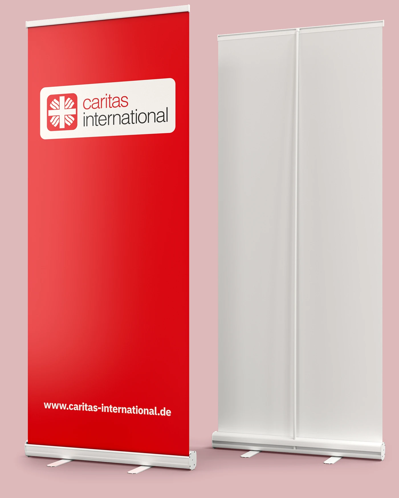 Zwei Roll-Up-Displays, eines mit Caritas-Logo.