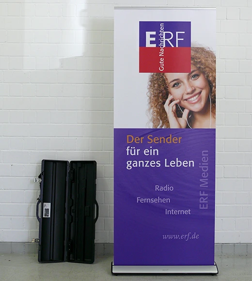 Roll-up Banner mit Frau und Medienangeboten