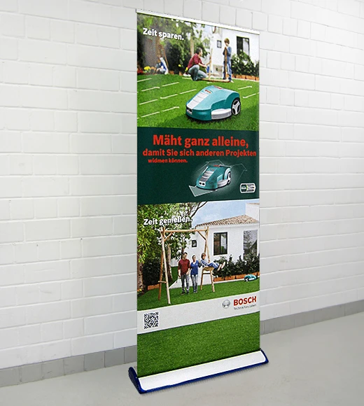 Bosch Rasenmähroboter-Werbung auf Roll-Up-Display.