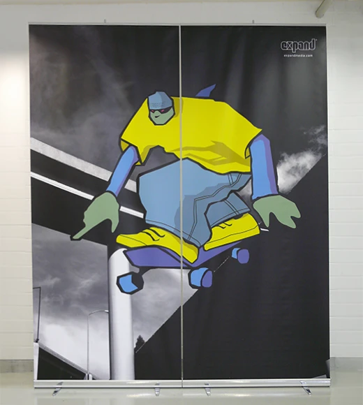 Comicfigur auf Skateboard vor BrĂ¼cke