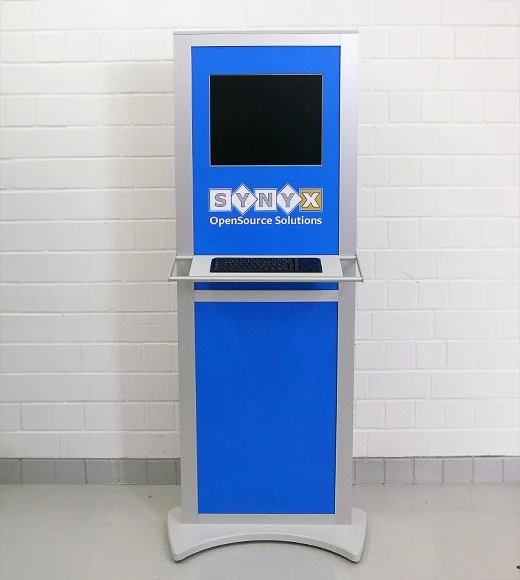 Blauer Infoterminal mit Tastatur und Bildschirm.