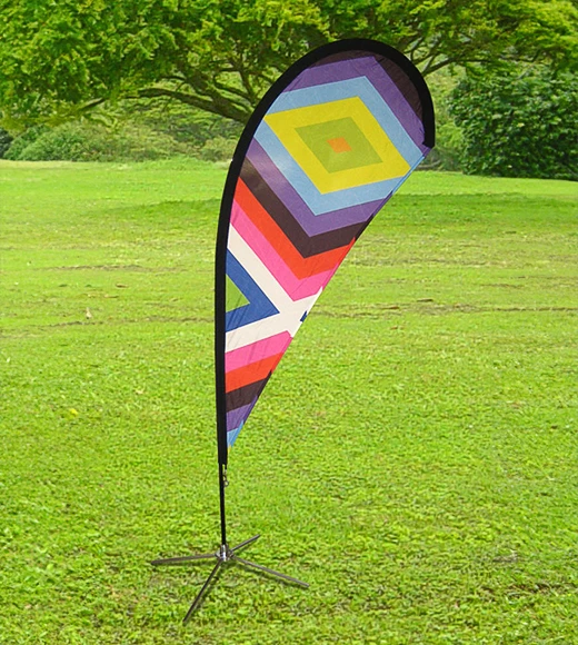 Bunte Fahne auf grĂ¼nem Rasen, geometrisches Muster.