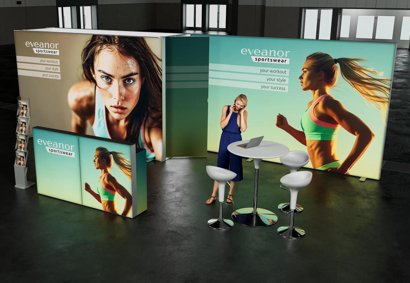 Messestand mit Sportbekleidung, laufende Frau, Gespräch am Tisch.