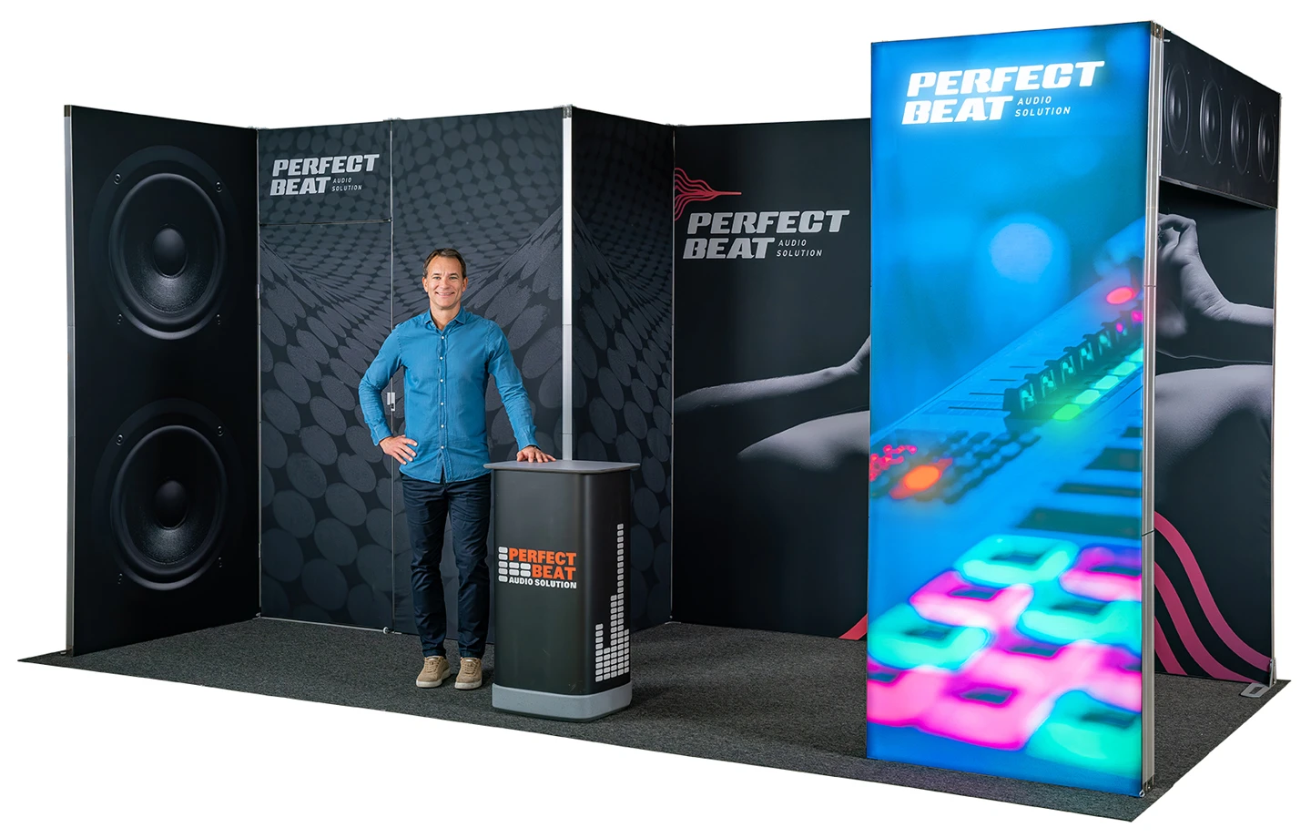 Mann vor Perfect Beat Messestand mit farbigen Lichteffekten.