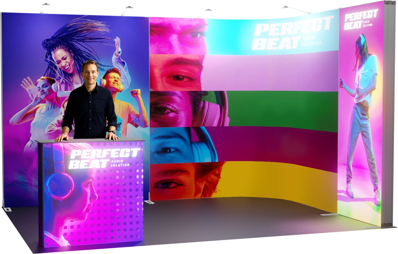 Messestand mit leuchtendem Design und Musikthema.