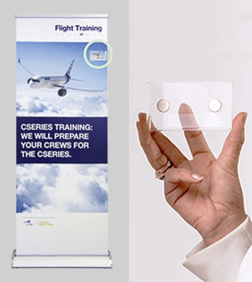 Flugtraining Werbebanner und Hand mit Karte.