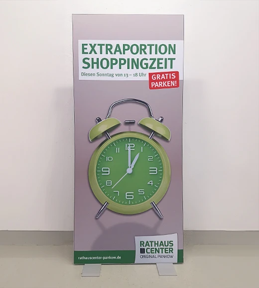 Plakat fĂ¼r verlängerte Shoppingzeit im Rathaus Center.