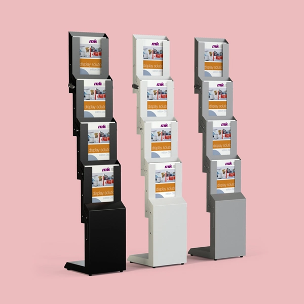 Drei Infoständer in verschiedenen Farben vor rosa Hintergrund.