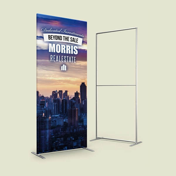 Stadt-Banner mit Immobilienwerbung bei Sonnenuntergang.