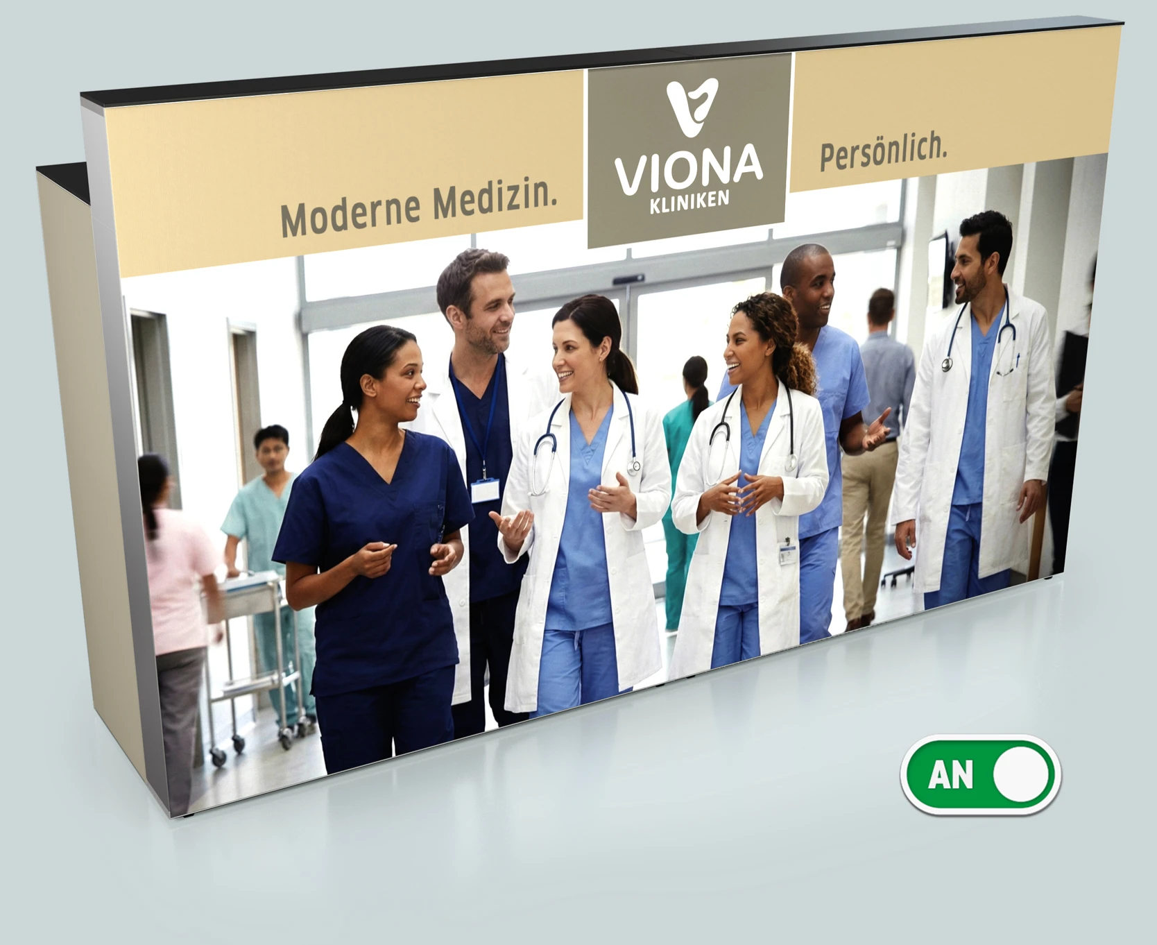 Viona Kliniken: Mediziner im Gespräch im Krankenhausflur.