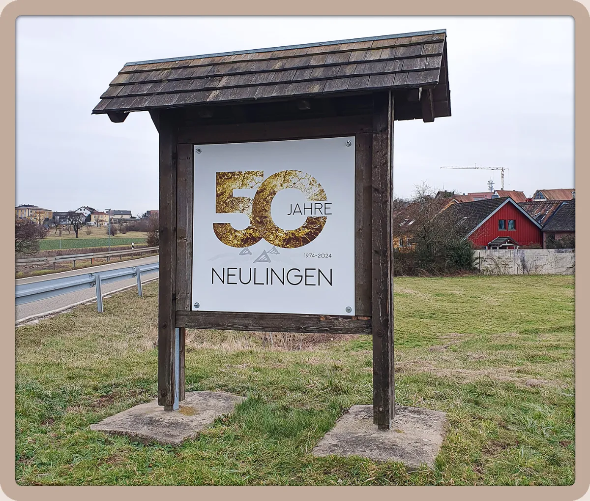 Werbeschild mit 50 Jahre Neulingen am Ortseingang
