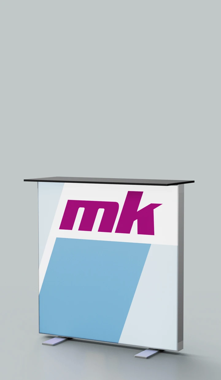 Weiße Messetheke mit Logo