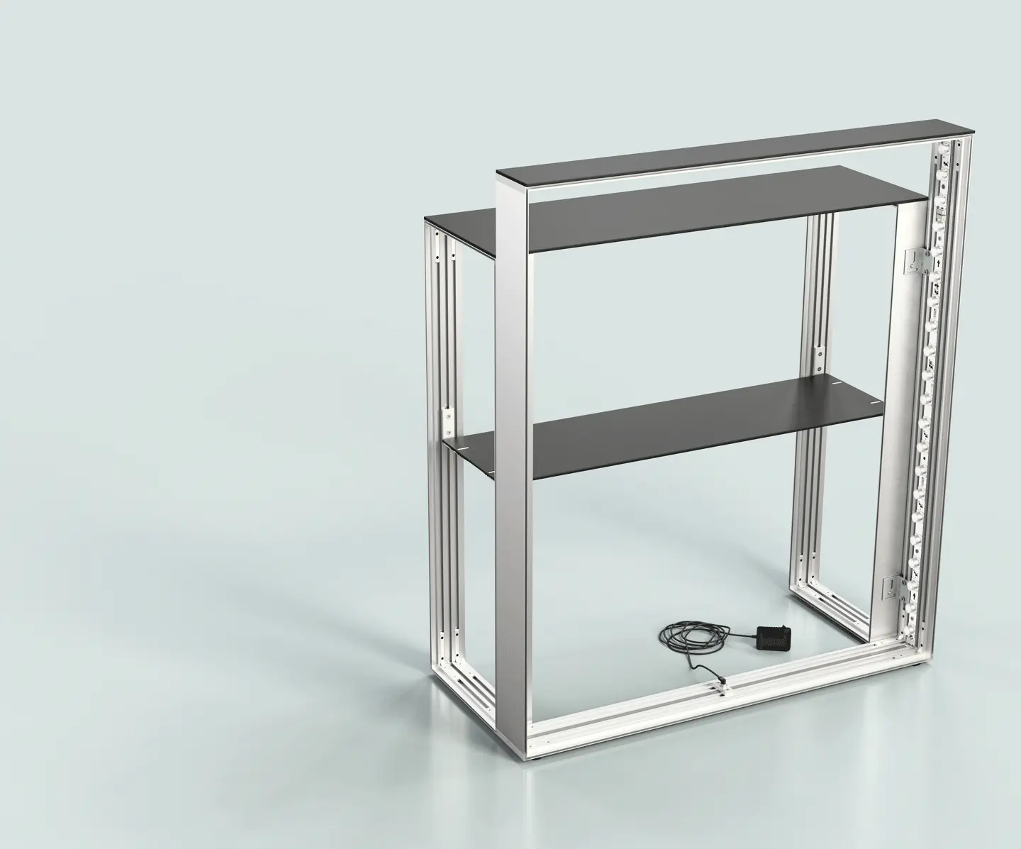 Modularer Messetresen mit silbernem Aluminiumrahmen und schwarzen Ablagen.