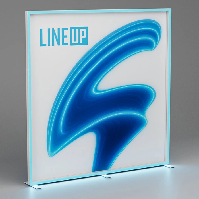 Beleuchtete Displaywand mit blauer Grafik und Line Up Logo.