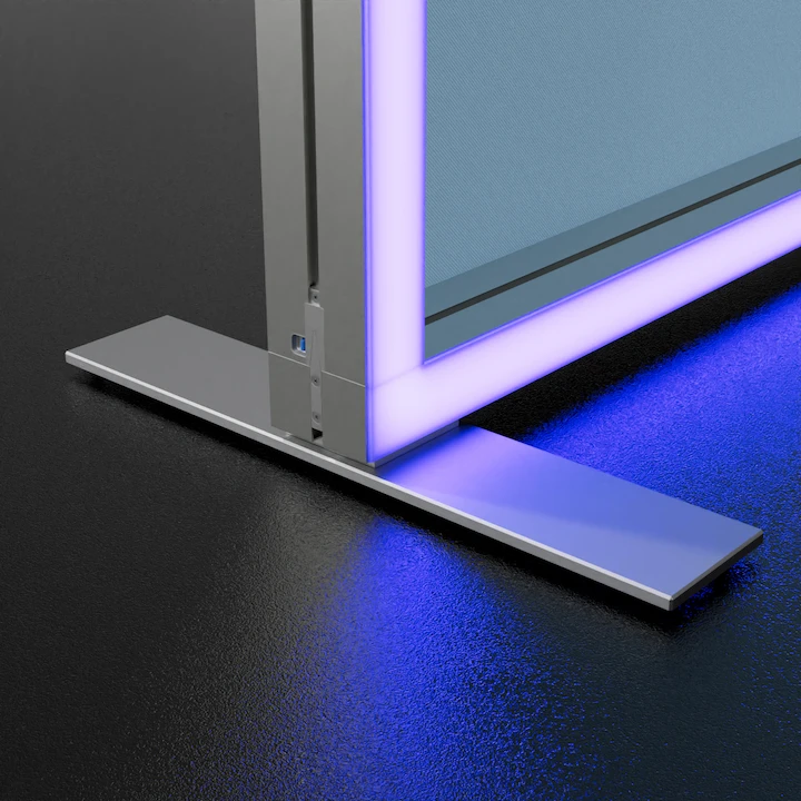 Silberner Standfuß eines beleuchteten Displayrahmens mit violettem Licht.