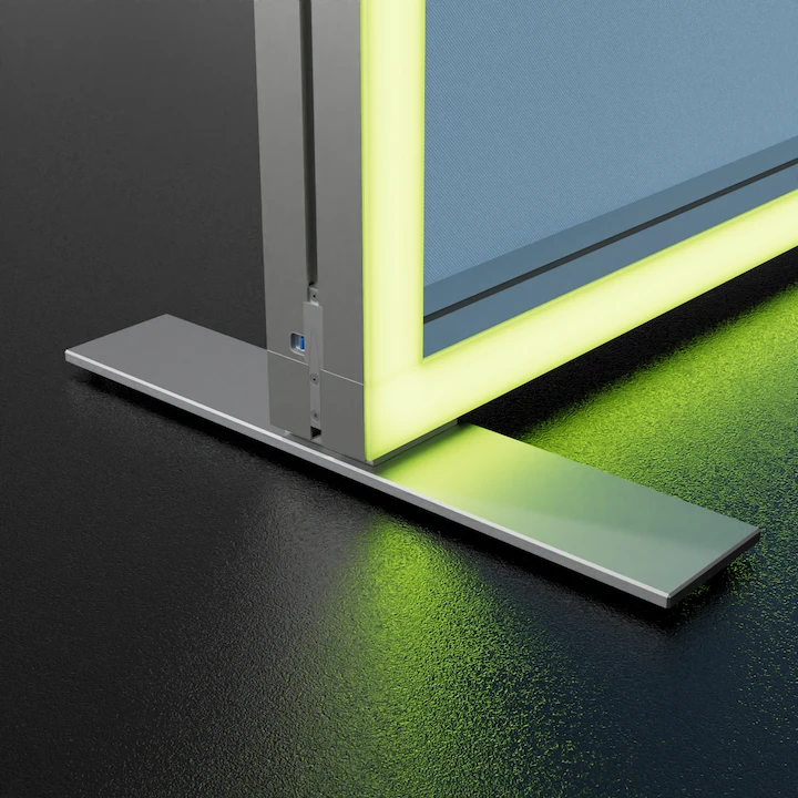 Detailansicht eines beleuchteten Aufstellers mit gelber LED-Umrandung.