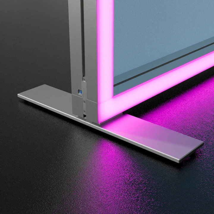 Akustikpaneel mit pinker LED-Beleuchtung und silbernem Standfuß