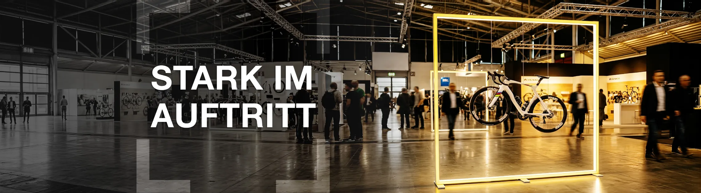 Rennrad in einem leuchtenden gelben Rahmen auf einer Messe.