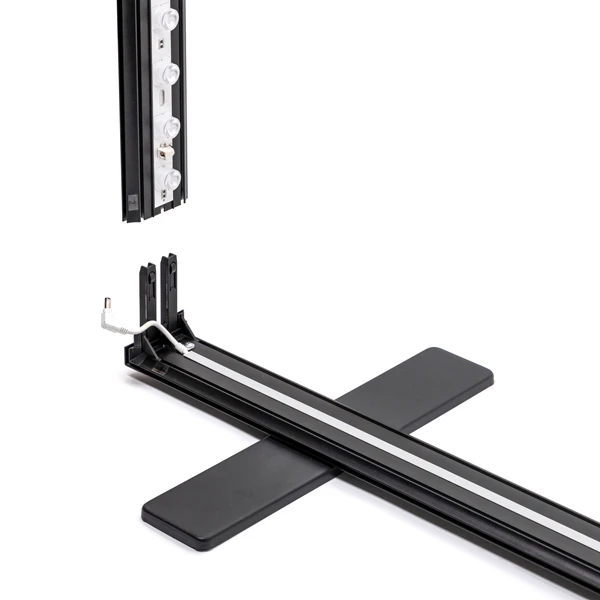Detailansicht eines modularen LED-Stecksystems mit schwarzen Aluminiumprofilen.
