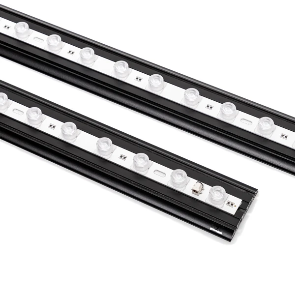 Zwei schwarze LED-Leisten mit Linsen auf weißem Hintergrund.