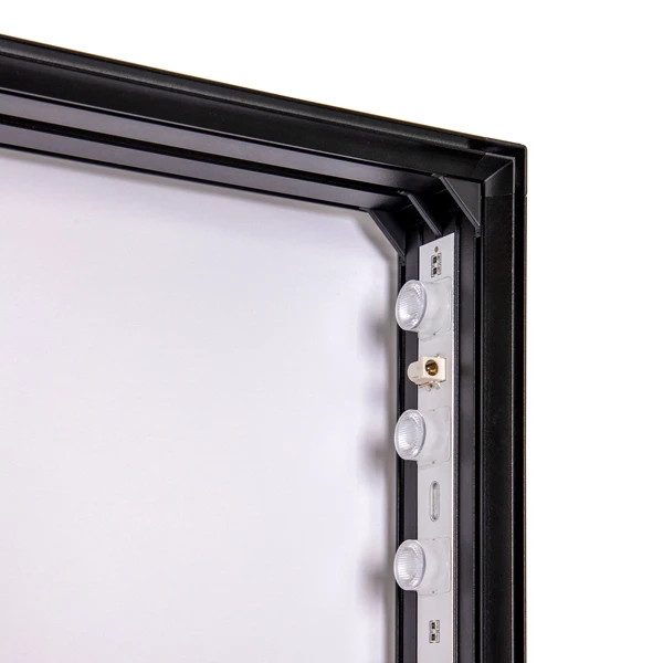 Ecke eines schwarzen Aluminiumrahmens mit integrierten LED-Modulen.