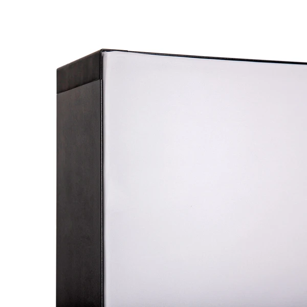 Nahaufnahme einer modernen Wandleuchte mit schwarzem Gehäuse und weißem Diffusor.